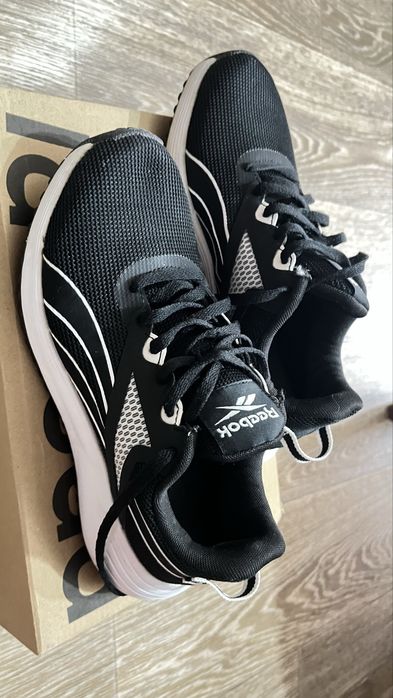 Кроссовки новые.