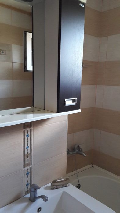 Apartament cu 4 camere de închiriat