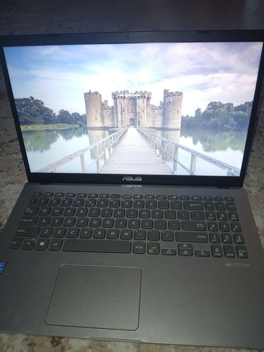 Vând laptop Asus, arata impecabil