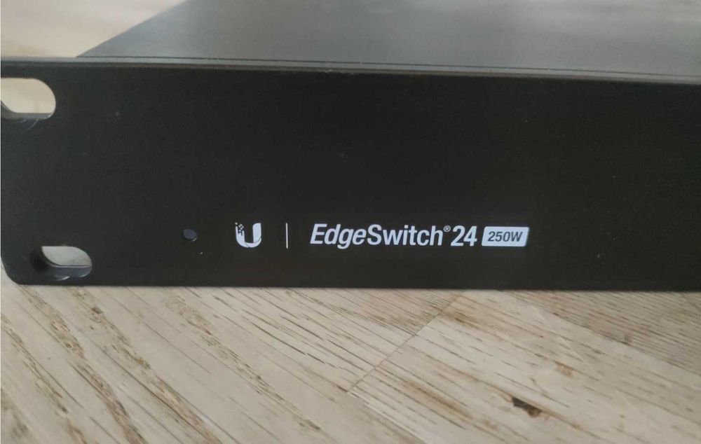 24 портов гигабитов PoE+ switch Ubiquiti EdgeSwitch 24 250W