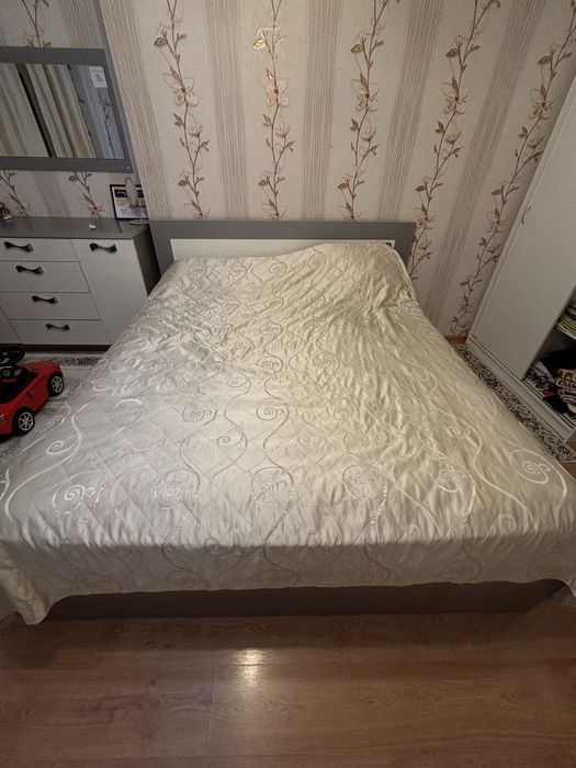 Продам двуспальную кровать