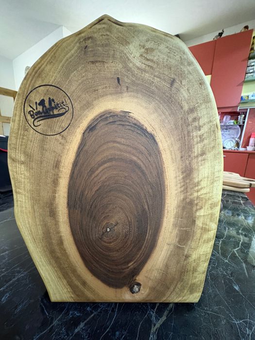 Дървена дъска , ръчна , красива изработка от орехово дърво.