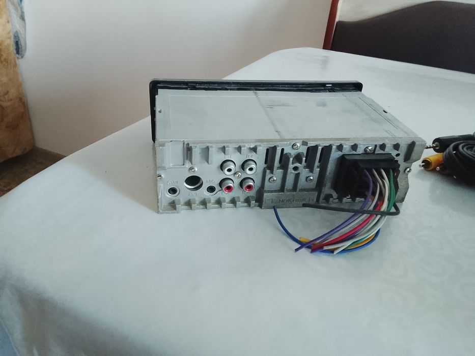 Продам автомагнитолу с колонками