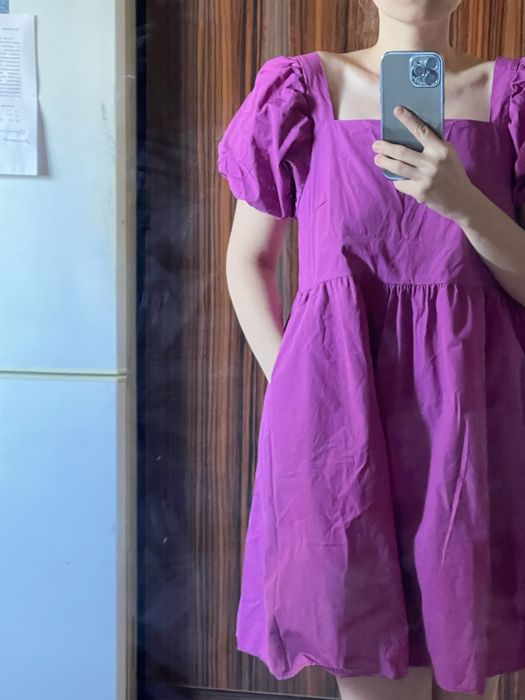 Платье с воланами на руках