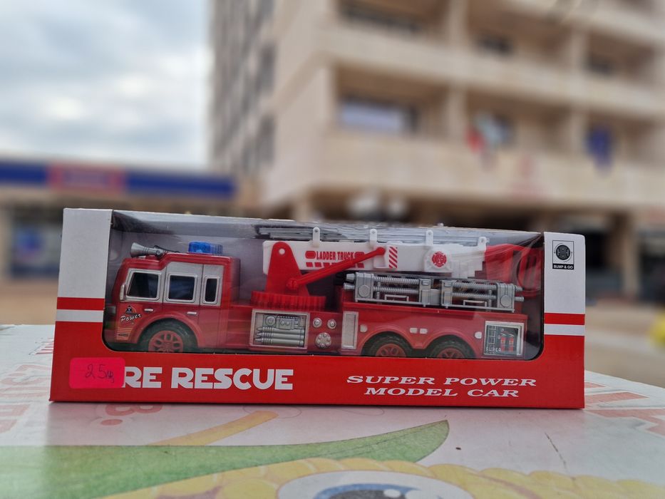 Пожарна кола с вградени батерии и вдигаща се стълба.