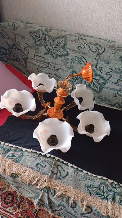 Продам б/у люстру