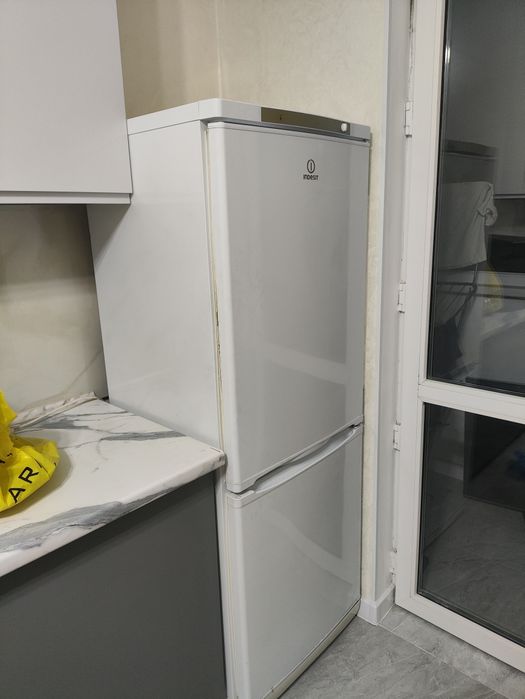 Холодильник Indesit