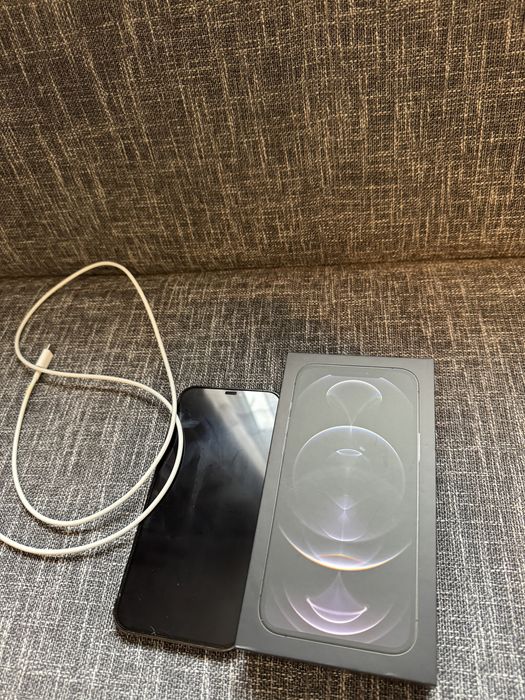 Продавам i phone 12 pro max