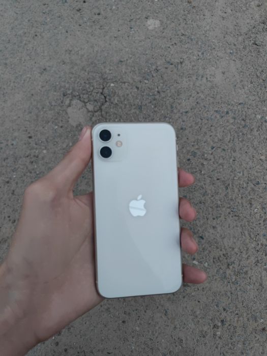Xiaomi Mi 11 Ultra и iPhone 11 белый