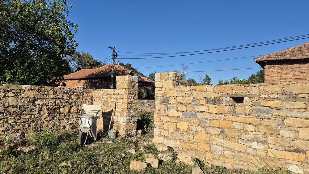 Продавам парцел с нова каменна ограда и 1500кв. с проект за къща 135кв. близо до В.Търново
