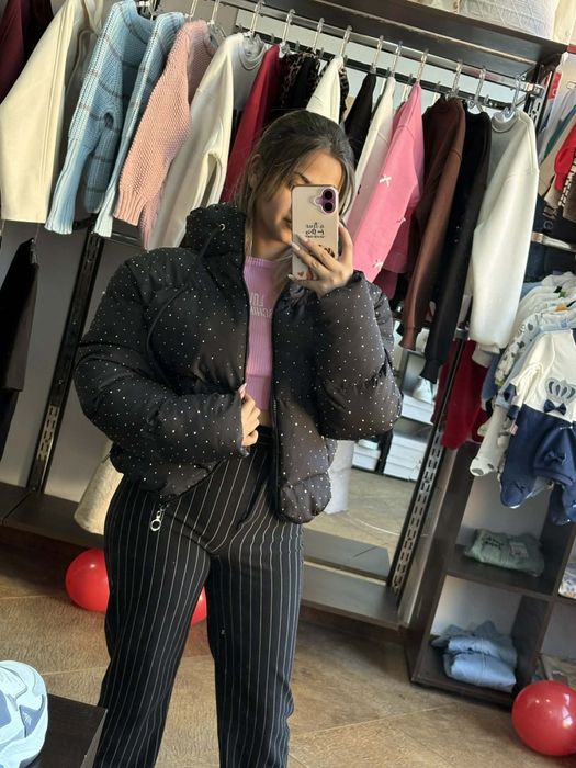 Ново! Топло и Стилeно Късо Яке с Бляскави Детайли - Идеално за Зимата!