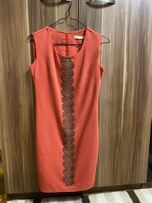 Елегантна рокля с камъни