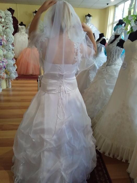 Булчинска рокля, воал и декоративно цвете за коса