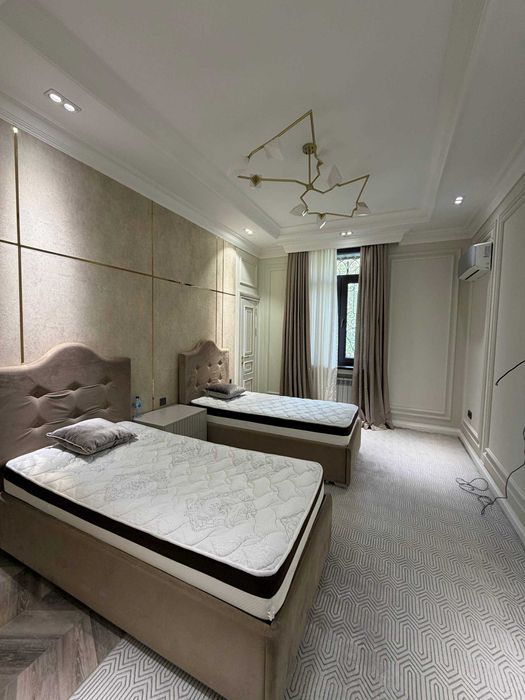 Продаётся квартира  ПОПУГАЙЧИКИ  ул. Чехова (ориентир: кафе Анор)