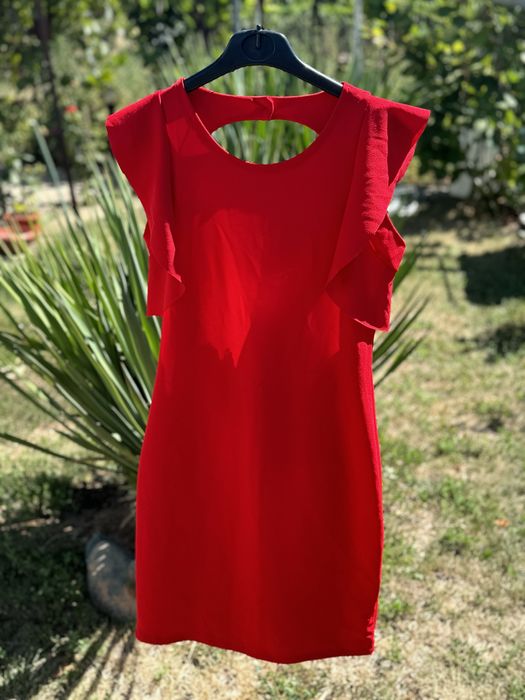 Къса Червена рокля с ефектен гръб с къдрици