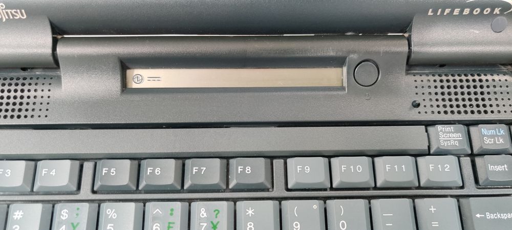 Ретро ноутбук Fujitsu life book 555T