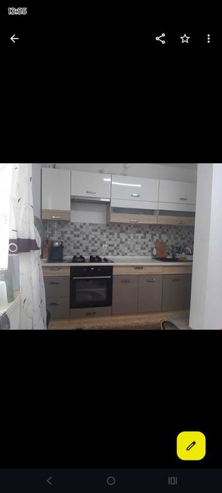 Vând apartament cu 3 camere în zona centrală.