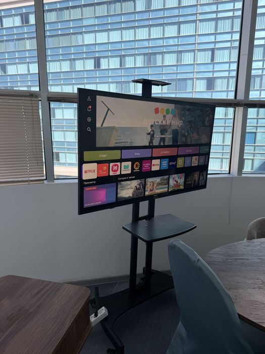 Телевизор LG и кранштейн