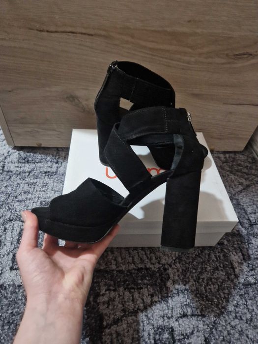 Sandale negre cu toc