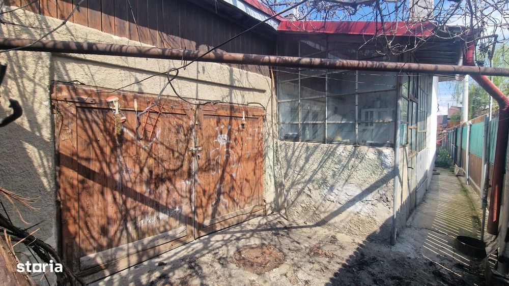 Casă rezidențială din cărămidă cu garaj și pivniță