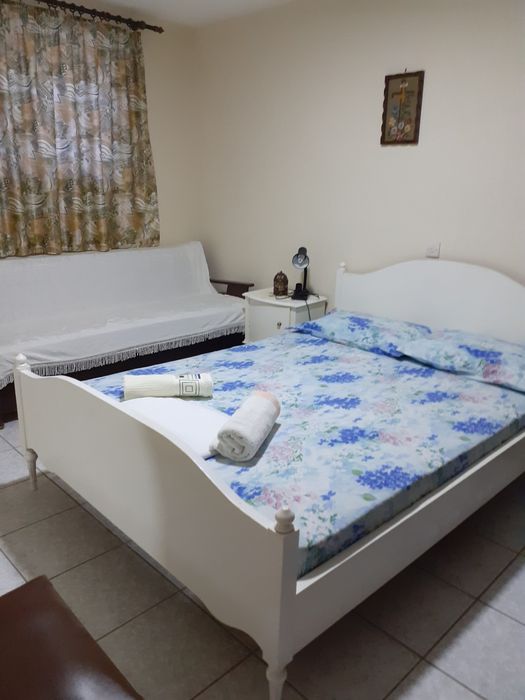 Сграда с три самостоятелни апартамента