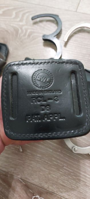 Catuse originale de Politie Anglia cu suportul din piele