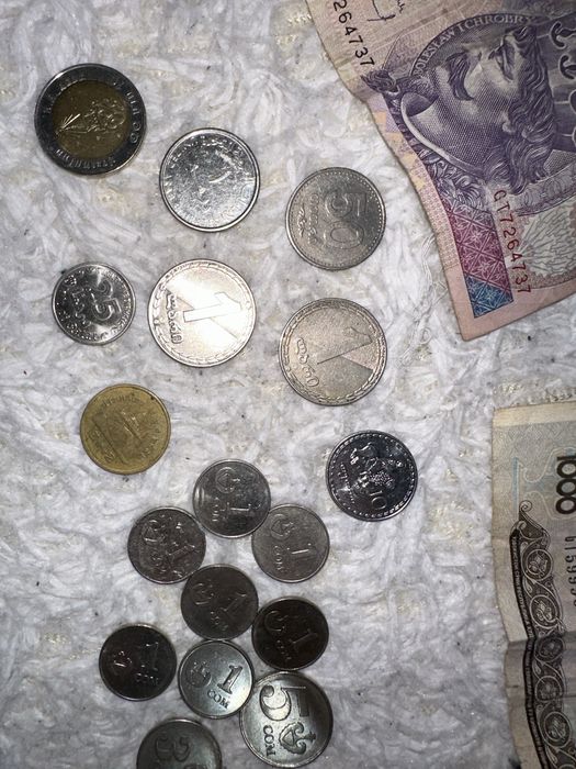 Купюры и монеты из разных стран
