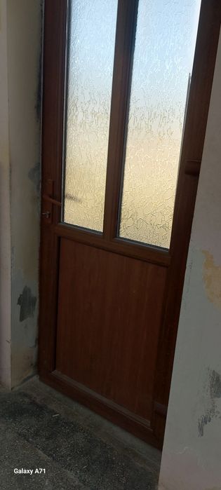 Vând ușă de termopan, culoare stejar auriu, cu următoarele dimensiuni: înălțime 277, lățime 90.