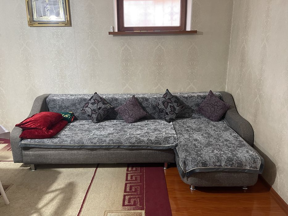 Диван угловой в хорошем состояний