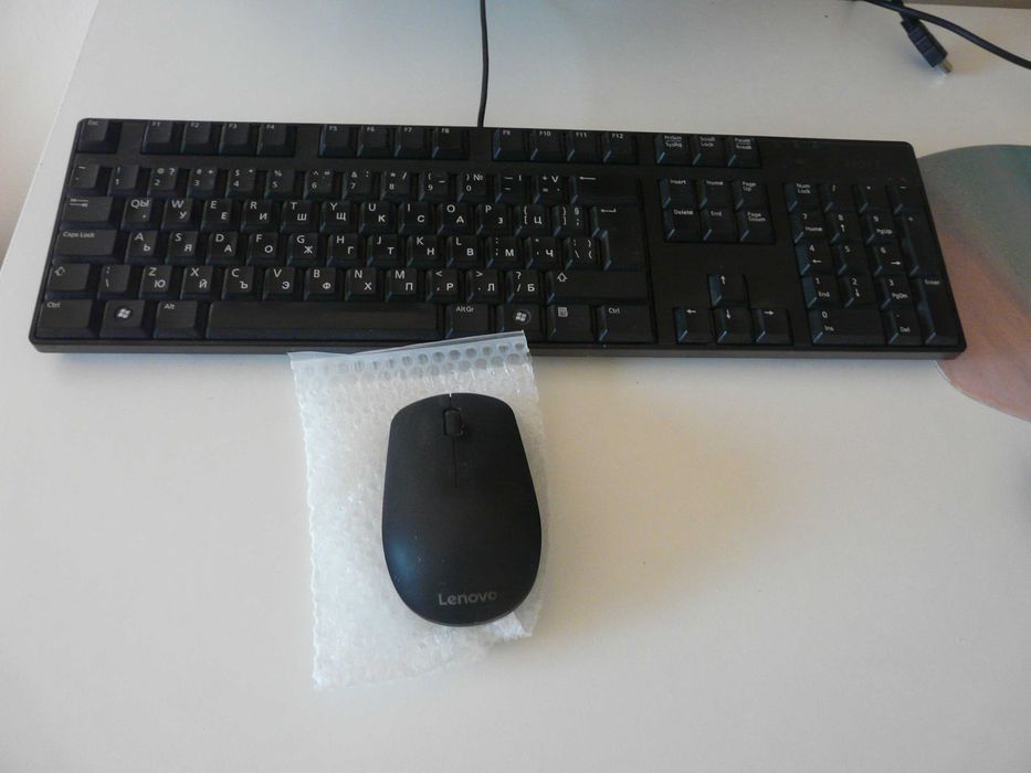 Монитор DELL 23 инча с клавиатура  DELL и всички кабели към него