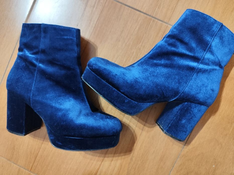 Дамски сини кадифени боти на платформа с широк ток – нови