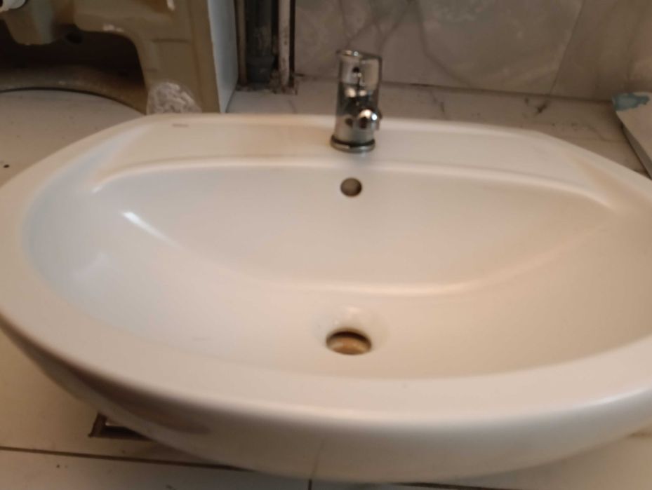 Vand chiuveta (lavoar)cu baterie si picior, pentru baie.