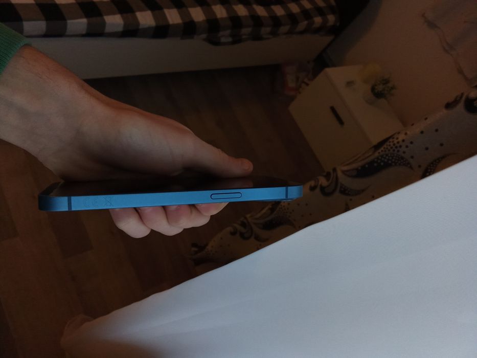 Vand iphone 13 urgent