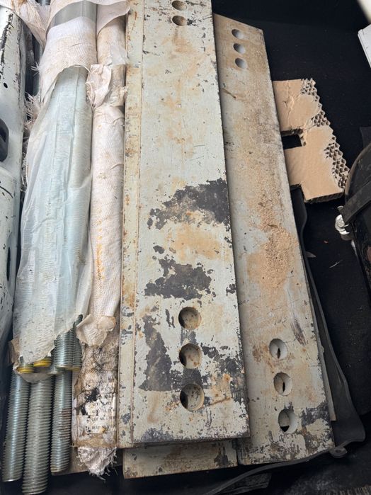 Plăci metalice tablă groasă hală garaj structură stalpi