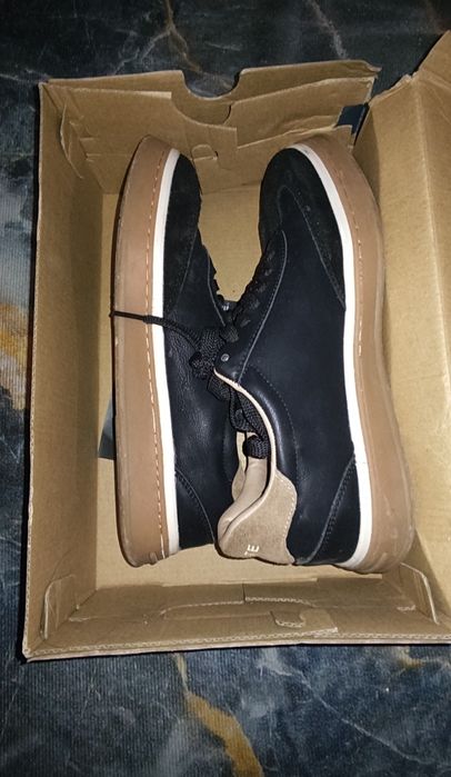 Кроссовки в коробке