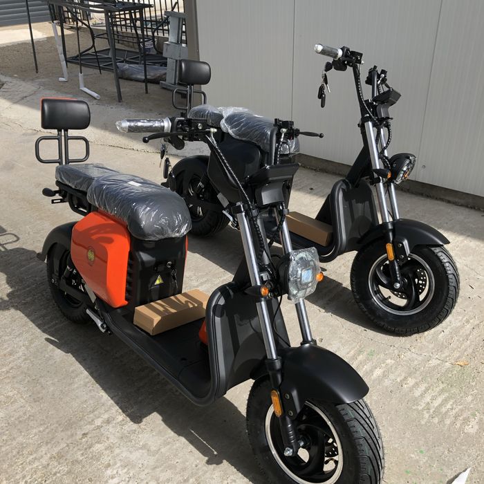 scuter electric model cu cartelă