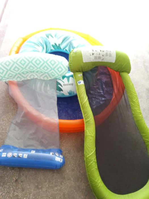 Piscina copii gonflabila + colac foarte mare + doua saltele cu plasa