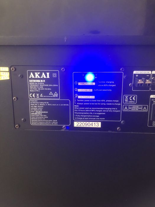 Vând boxa akai perfect functionala!