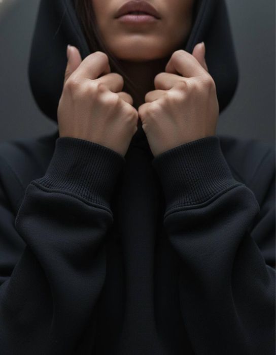 Худи с блестящей спиной