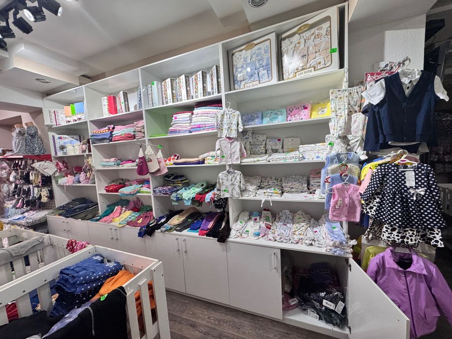 Красивый и удобный стеллаж для магазина