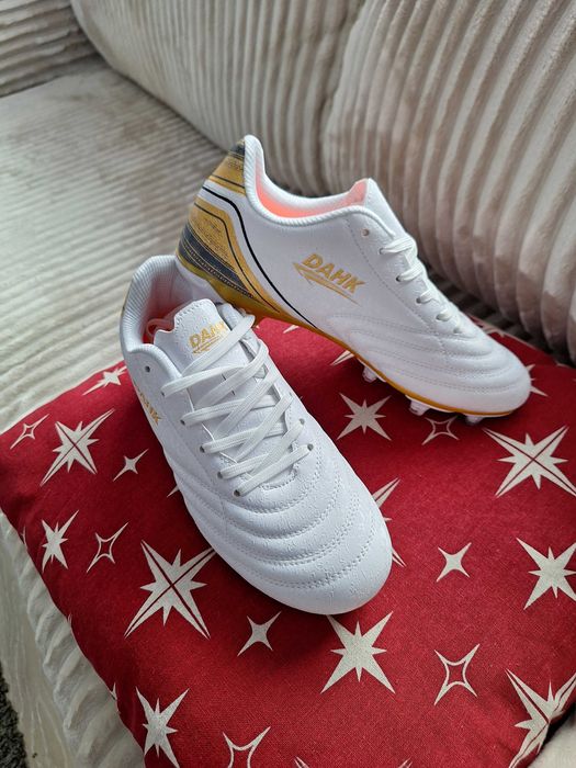 Футболни обувки номер 37