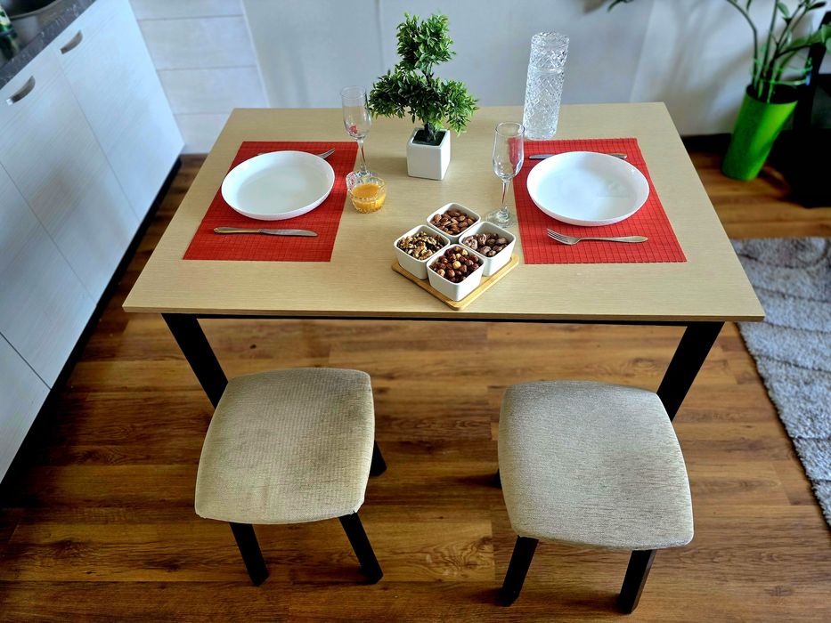 Обеденный стол (75×115×75), и 5 табуреток (мягкое сиденье)