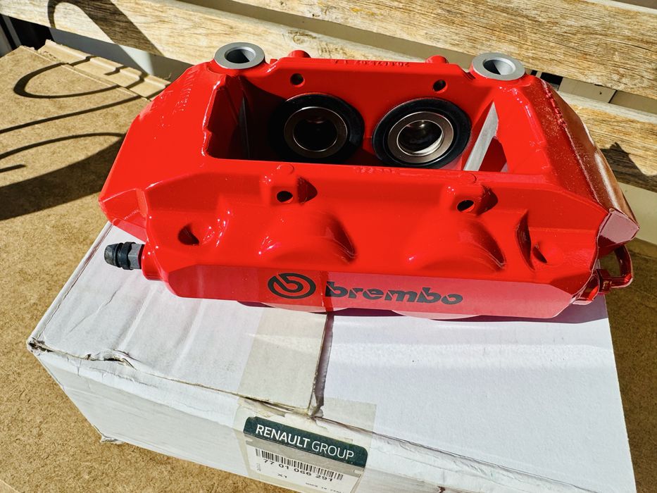 Спирачни апарати Brembo (4 бутални) чисто нови в кутии
