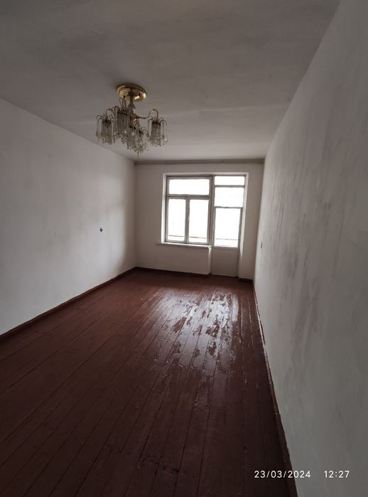 Срочна Қарши шаҳрида вилояти ҳокимлиги рўпарасида уй сотилади