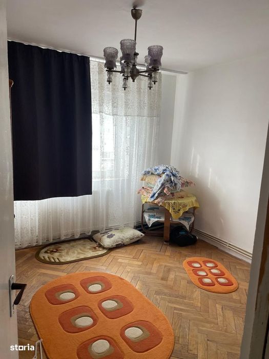 De vanzare apartament 4 camere, strada Carpati, central
