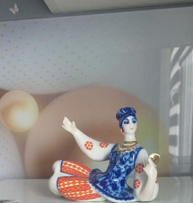 Фарфоровые статуэтки.