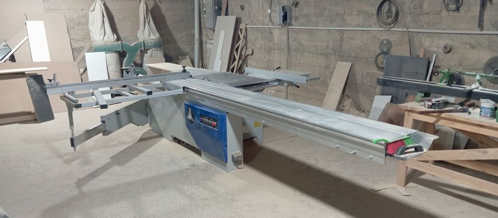 Двухпильный форматно раскроечный станок почти новый стоит своих денег.