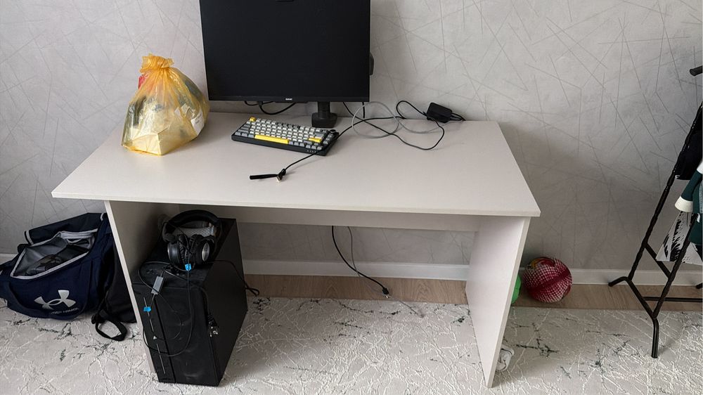 Новый стол для спальни