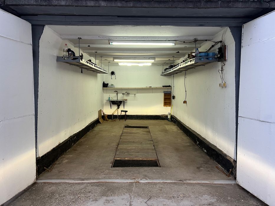 Продава се Гараж / Паркомясто в Свищов - 21 кв.м за 583 €/кв.м - Снимка #1