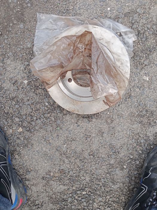 Спирачен диск заден за mitsubishi carisma